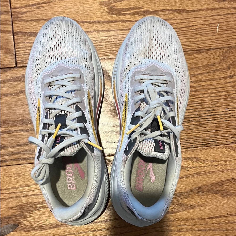 Brooks Women's Light Gray Athletic Shoes